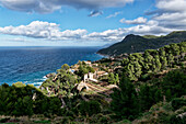 Mittelmeerkueste und Dorf von Estellencs, Mallorca, Spanien