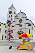 Popcorn und Ballon Stand vor Sv. Marija Kirche, Zadar, Dalmatien, Kroatien, Europa