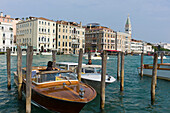 Wassertaxis am Canale Grande  mit Campanile di San Marco Turm im Hintergrund, Venedig, Venetien, Italien, Europa