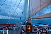 Morgendämmerung an Bord Großsegler Kreuzfahrtschiff Star Flyer (Star Clippers Cruises), Pazifischer Ozean nahe Costa Rica, Mittelamerika, Amerika