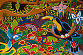 Buntes Wandgemälde eines Souvenirladens mit Motiven von Tieren aus dem Regenwald, Cebadilla, Puntarenas, Costa Rica, Mittelamerika, Amerika