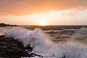 Sonnenuntergang und Brandung in der Bucht von Algajola, Nordwest-Küste, Region Balagne, Korsika, Frankreich, Europa