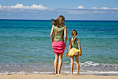 Mutter und Tochter am Strand, Korsika, Frankreich, Europa