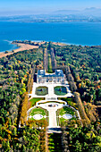 Luftbild der Insel Herrenchiemsee mit Schloß, Herrenchiemsee, Chiemsee, Chiemgau, Oberbayern, Bayern, Deutschland