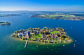Luftbild der Fraueninsel mit Kloster Frauenchiemsee im Hintergrund links Herrenchiemsee, Chiemsee, Chiemgau, Oberbayern, Bayern, Deutschland