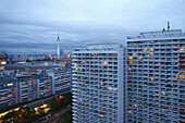 Stadtansicht mit Fernsehturm im Hintergrund, Berlin Mitte, Berlin, Deutschland