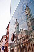 Spiegelung der St. Ludwig Kirche, Ludwigstrasse, München, Oberbayern, Bayern, Deutschland