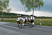 Chapel, Maypole celebration, Sindelsdorf, Weilheim-Schongau, Bavarian Oberland, Upper Bavaria, Bavaria, Germany