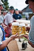 Zwei Männer halten Bierkrüge, Maibaum aufstellen, Sindelsdorf, Weilheim-Schongau, Bayerisches Oberland, Oberbayern, Bayern, Deutschland