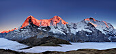 Panorama mit Alpenglühen an Eiger, Mönch und Jungfrau, mit Nebelmeer über Grindelwald, Kleine Scheidegg, Grindelwald, UNESCO Welterbe Schweizer Alpen Jungfrau - Aletsch, Berner Oberland, Bern, Schweiz, Europa
