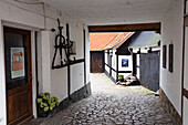Hofeinfahrt eines Fachwerkhauses, Gudhjem, Bornholm, Dänemark, Europa