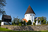 Rundkirche Ols Kirke unter blauem Himmel, Sankt Ols Kirke, Bornholm, Dänemark, Europa