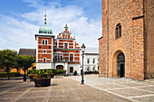 Marktplatz mit Portal der Marienkirche in der Altstadt von Ystad, Skane, Süd-Schweden, Schweden, Skandinavien, Europa