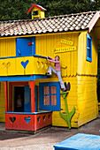 Mädchen klettert auf Pippi Langstrumpf Haus, Freizeit- und Erlebnispark Astrid Lindgren Värld, Astrid-Lindgren-Welt, Vimmerby, Smaland, Süd Schweden, Europa