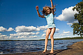 Mädchen, 9 Jahre alt, springt in die Luft am Boasjön See, Smaland, Süd Schweden, Skandinavien, Europa