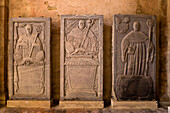 Grabplatten in der Klosterkirche im Kloster Eberbach, einem ehemaligem Zisterzienserkloster in Eltville am Rhein, Rheingau, Hessen, Deutschland, Europa