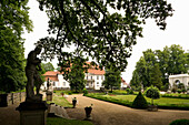Blick auf Schloss Wiepersdorf, ehemaliger Wohnsitz von Ludwig Achim und Bettina von Arnim, dem Dichterpaar der Romantik, Wiepersdorf, bei Jüterbog, Brandenburg, Deutschland, Europa