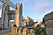 Conwy castle und Conwy Suspension Bridge, Conwy, Wales, Großbritannien