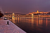 Kettenbrücke über Donau mit dem Blick auf Budaer Burgpalast am Abend, Ingenieur William Tierny Clark, Budapest, Ungarn