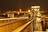 Kettenbrücke über Donau mit dem Blick auf  Budaer Burgpalast am Abend, Ingenieur William Tierny Clark, Budapest, Ungarn