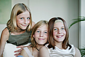 Drei Mädchen (12-15 years) lächeln in die Kamera
