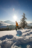Mann joggt im Schnee, Steiermark, Österreich