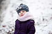 Mädchen (2 Jahre) im Schnee