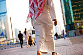 Mann bekleidet mit Kandura und Kufiya, Dubai-Stadt, Dubai, Vereinigte Arabische Emirate (VAE)