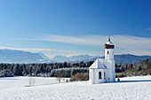 Verschneite Kirche vor Zugspitze und Ammergauer Alpen, Penzberg, Werdenfelser Land, Oberbayern, Bayern, Deutschland, Europa