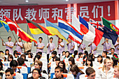 Schüler bei der Eröffnung des Internationalen Wettbewerbs zur chinesischen Kultur, Wettbewerbstitel Chinese Bridge, internationale Fahnen, Chongqing, VR China
