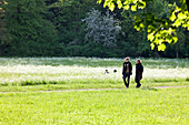 Spaziergänger im Clara-Zetkin-Park, Leipzig, Sachsen, Deutschland