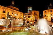 Plaza de la Virgen mit Neptunbrunnen, Kathedrale im Hintergrund, Valencia, Spanien