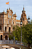 Plaza de España ist einer der bekanntesten Plätze in Sevilla, wurde von Anibal González im Rahmen der Iboamerikanischen Ausstellung von 1929 angelegt, Seville, Spanien