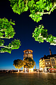 Beleuchteter Schlossturm am Abend, Burgplatz, Altstadt, Düsseldorf, Nordrhein-Westfalen, Deutschland, Europa