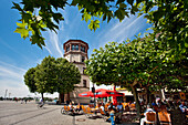 Menschen vor Restaurants am Schlossturm, Burgplatz, Altstadt, Düsseldorf, Nordrhein-Westfalen, Deutschland, Europa