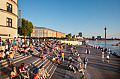 Menschen auf einer Treppe an der Rheinuferpromenade, Altstadt, Düsseldorf, Nordrhein-Westfalen, Deutschland, Europa