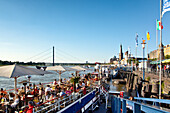 Restaurantschiff an der Rheinuferpromenade im Sonnenlicht, Altstadt, Düsseldorf, Nordrhein-Westfalen, Deutschland, Europa