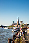 Menschen an der Rheinuferpromenade, Altstadt, Düsseldorf, Nordrhein-Westfalen, Deutschland, Europa