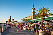 Menschen vor Restaurants an der Rheinuferpromenade, Altstadt, Düsseldorf, Nordrhein-Westfalen, Deutschland, Europa