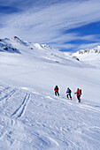 Drei Skitourengeher steigen über weite Schneefläche auf, Piz Scalotta, Bivio, Albulaalpen, Graubünden, Schweiz, Europa
