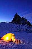 Illuminated tent on snow face in front of tower of Ra Gusela, Passo Giau, Cortina d' Ampezzo, UNESCO World Heritage Site Dolomites, Dolomites, Venetia, Italy, Europe
