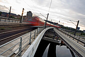 Einfahrender Zug, Berlin Hauptbahnhof, Berlin, Deutschland