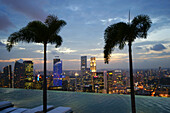 Blick auf Central Business District von Sands SkyPark Infinity Pool, Marina Bay Sands Hotel, Singapur, Asien