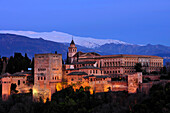 Alhambra mit Sierra Nevada, Provinz Granada, Andalusien, Spanien, Mediterrane Länder