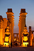Großer Hof von Ramses II im Abendlicht, Blick in die Kolonnade, Tempel von Luxor, Luxor, Ägypten, Afrika