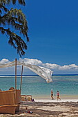 Menschen am Strand des Grand Hotel du Lagoon, Saint Gilles, La Reunion, Indischer Ozean