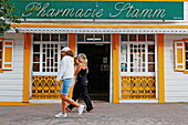 Menschen vor einer Pharmazie in Cilaos, La Reunion, Indischer Ozean
