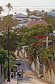 Kleine Strasse im Dorf Saint Leu, La Reunion, Indischer Ozean