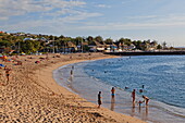 Menschen am Strand, Saint Gilles, La Reunion, Indischer Ozean