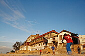 Kinder spielen Fussball am Stadtstrand von Stonetown, Sansibar City, Sansibar, Tansania, Afrika